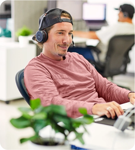 employé Agendrix souriant avec un casque d'écoute