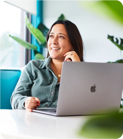 employée Agendrix souriante
