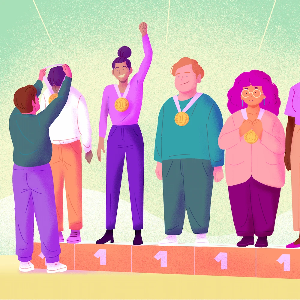 plusieurs personnes différentes sur un podium avec toutes la première place