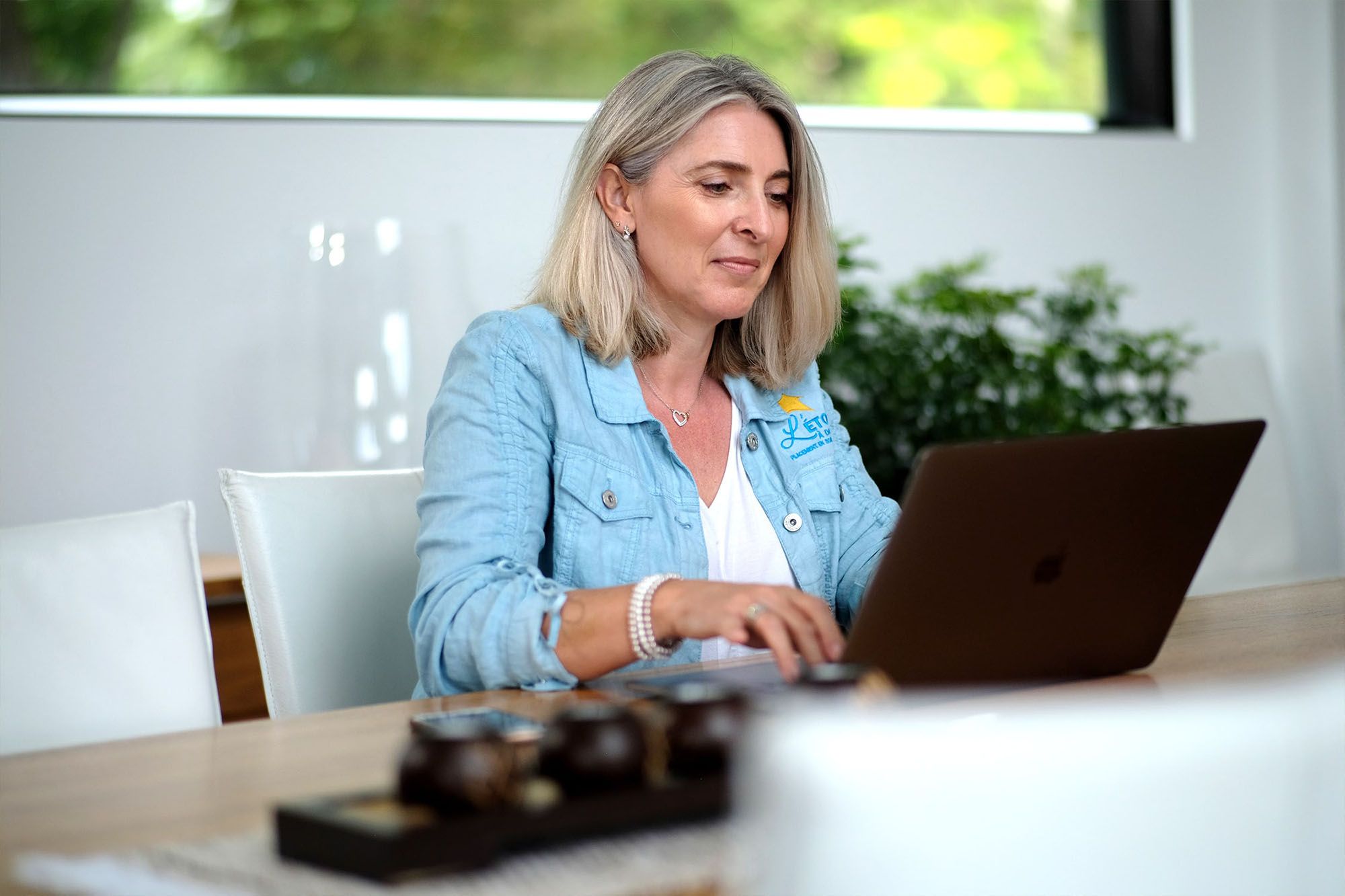 Femme travaillant à son ordinateur portable