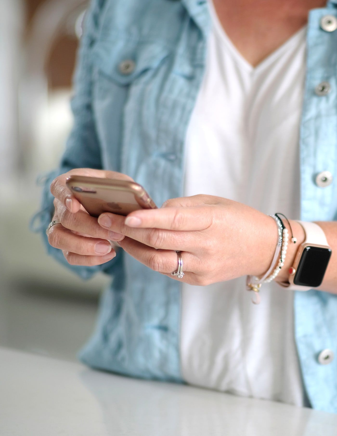 Plan rapproché d'une femme tenant son téléphone portable