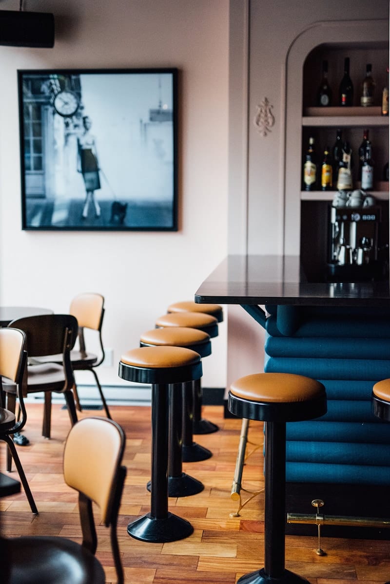 Salle à manger et comptoir de bar du bar Renard