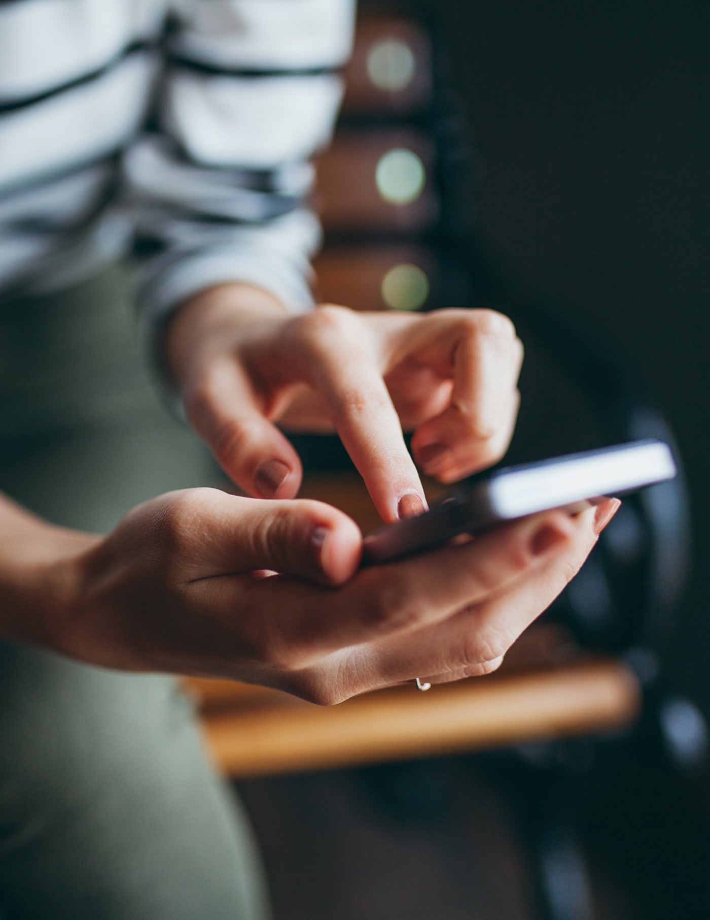 Gros plan sur les mains d'une personne utilisant son téléphone portable