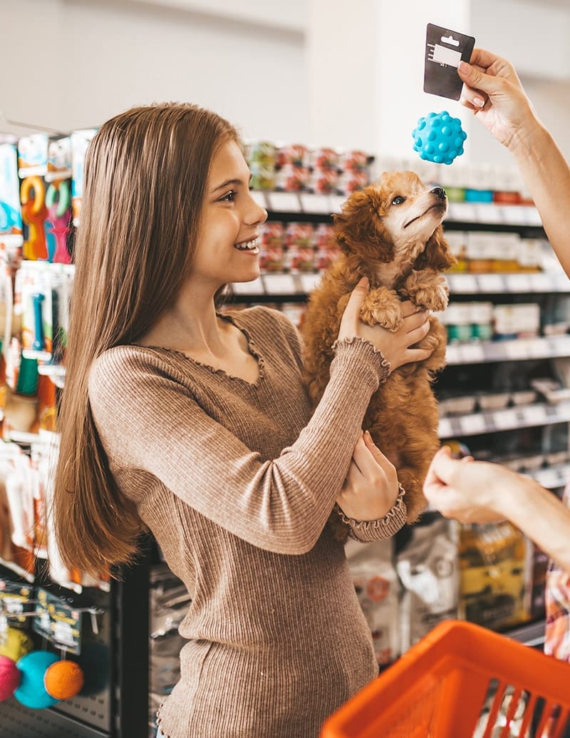 Jeune fille tenant un bébé chien