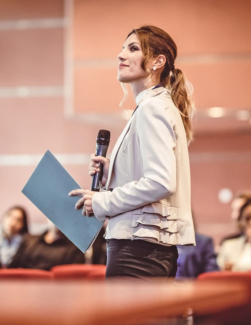 Femme donnant une conférence