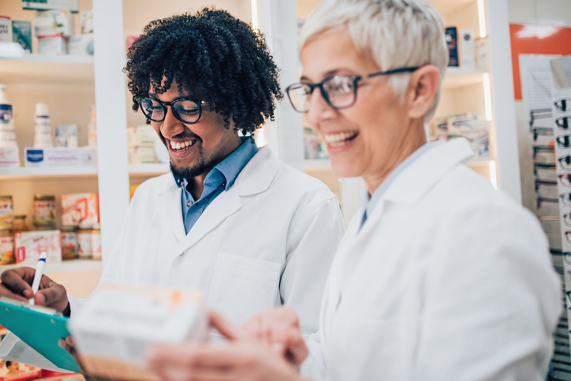 Plan rapproché sur deux collègues pharmaciens