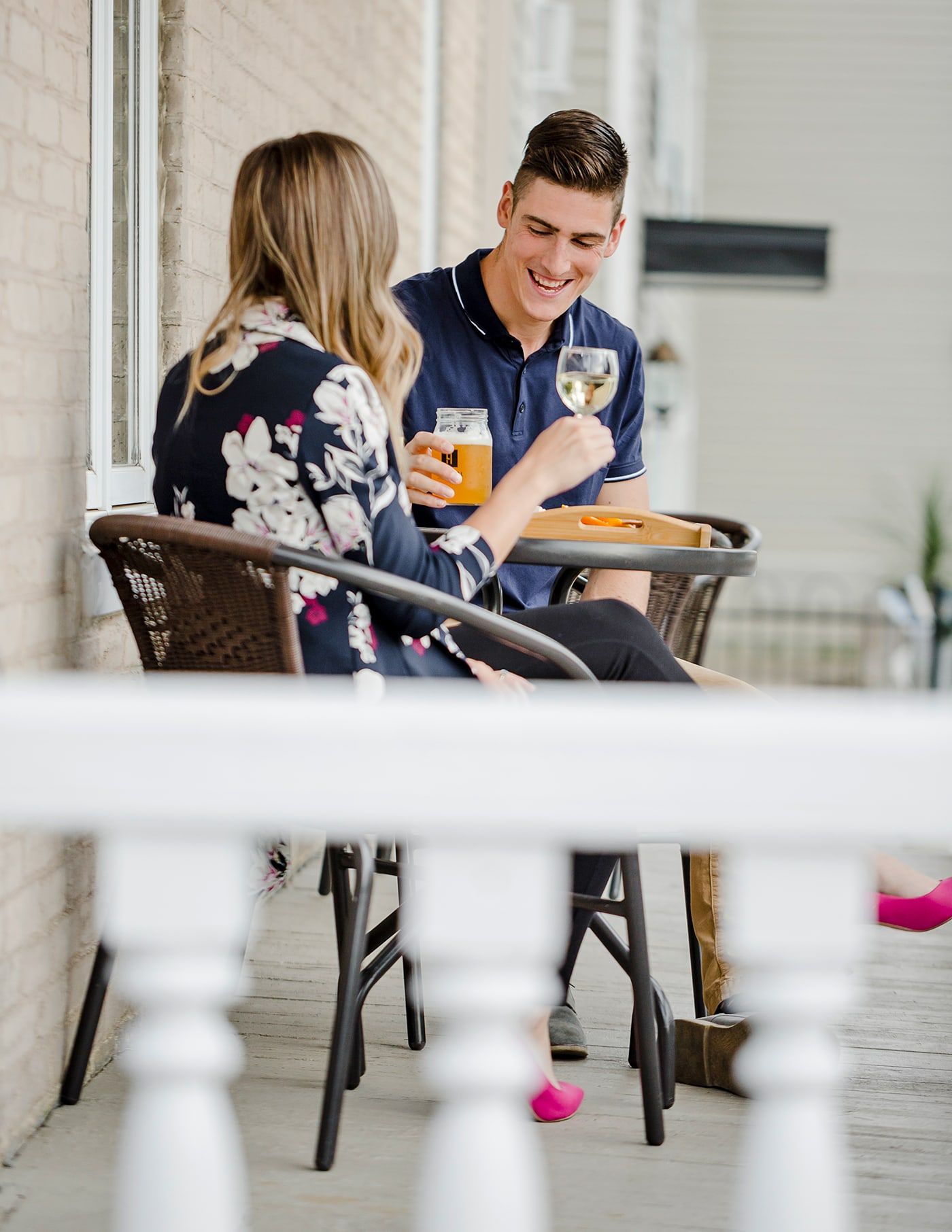 Couple buvant un verre sur la terrasse de l'hôtel Littoral