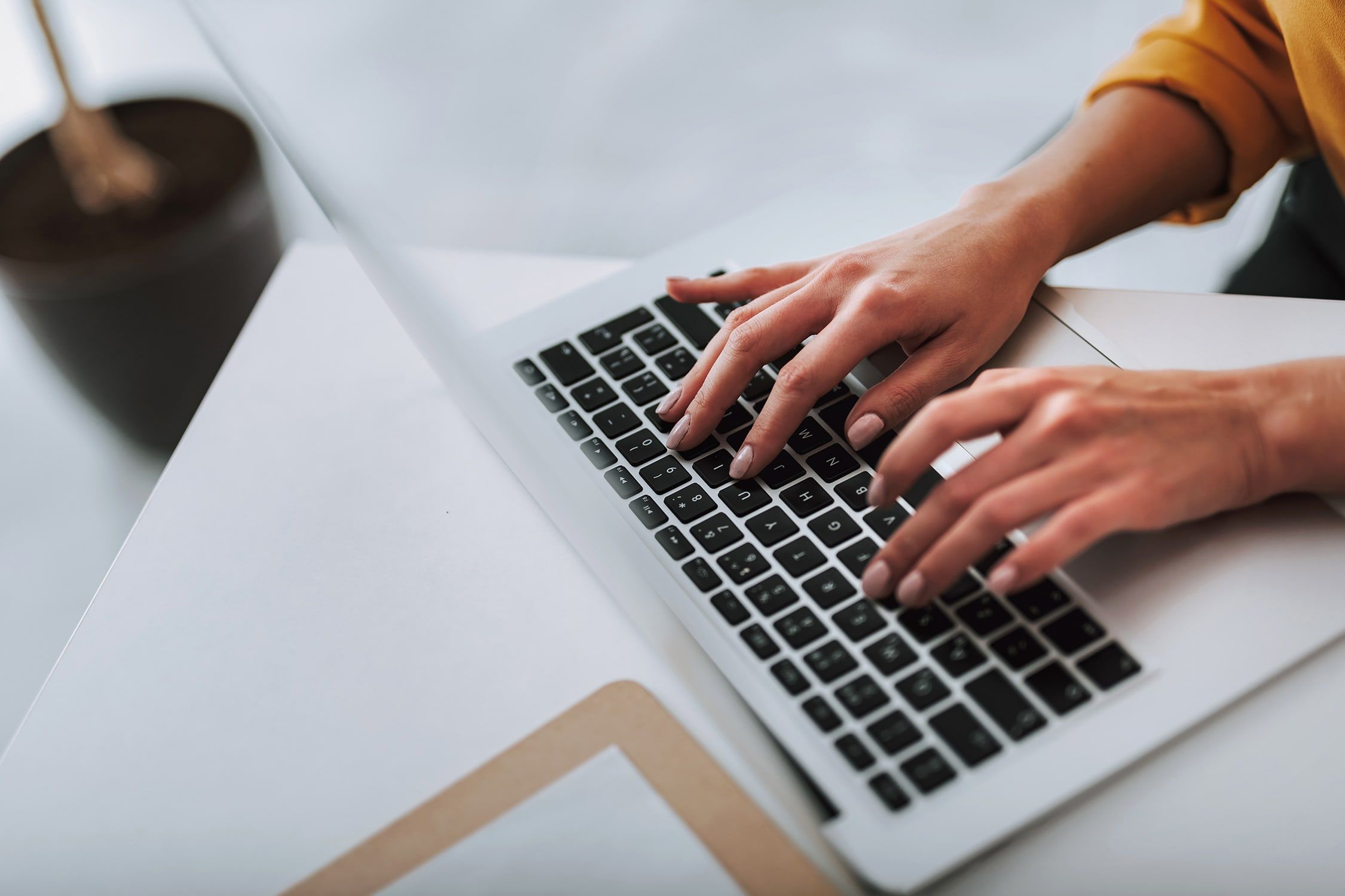 Gros plan sur les mains d'une personne travaillant sur un ordinateur portable