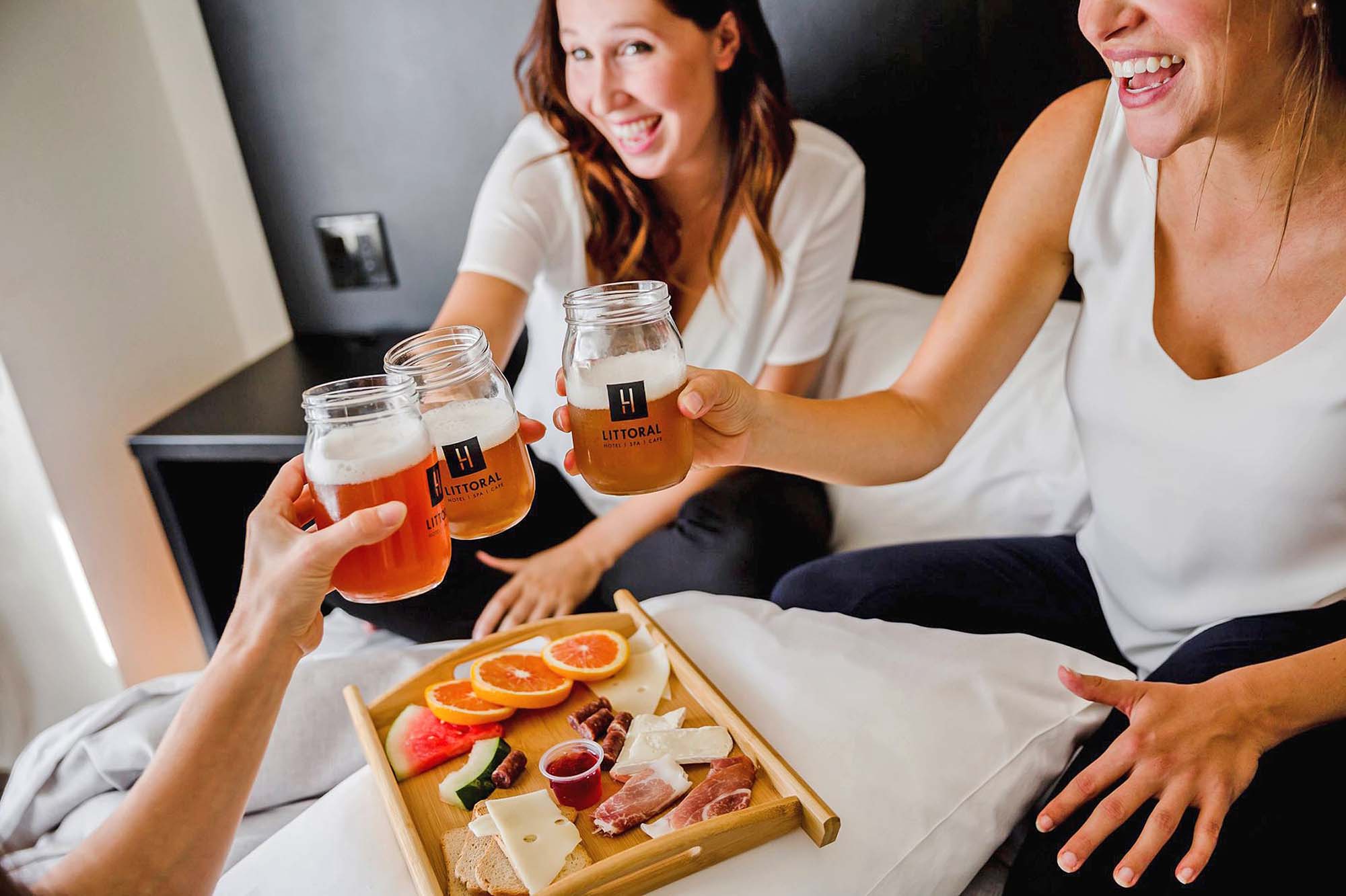 Groupe de femmes profitant de la bière du service des chambres de l'hôtel