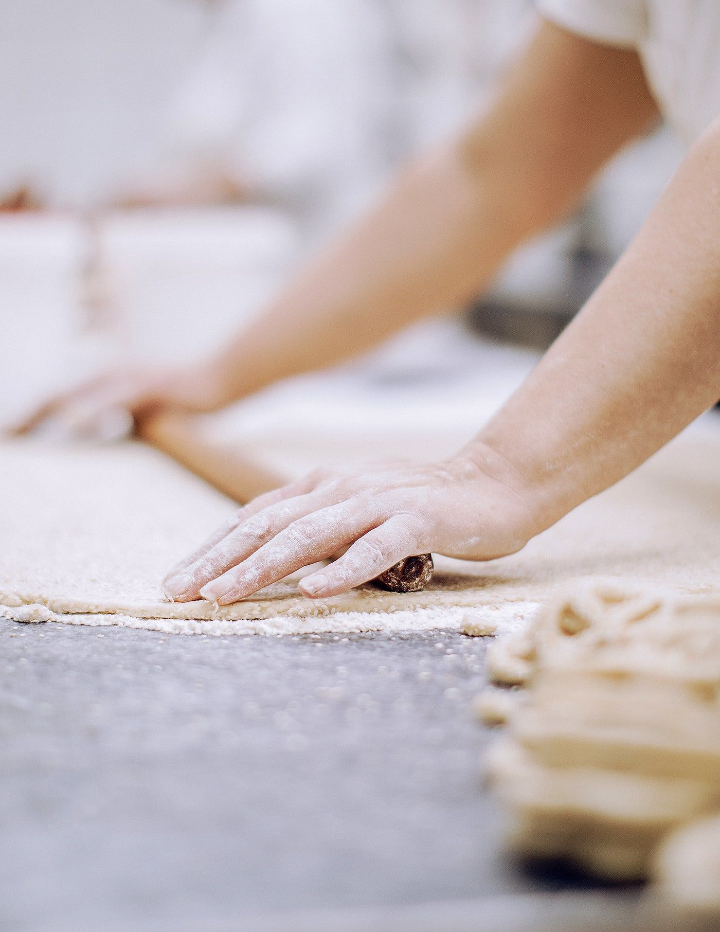 Plan rapproché sur les mains d'un pâtissier en action