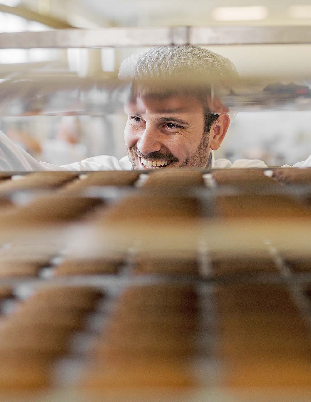 Portrait d'un pâtissier au travers d'un