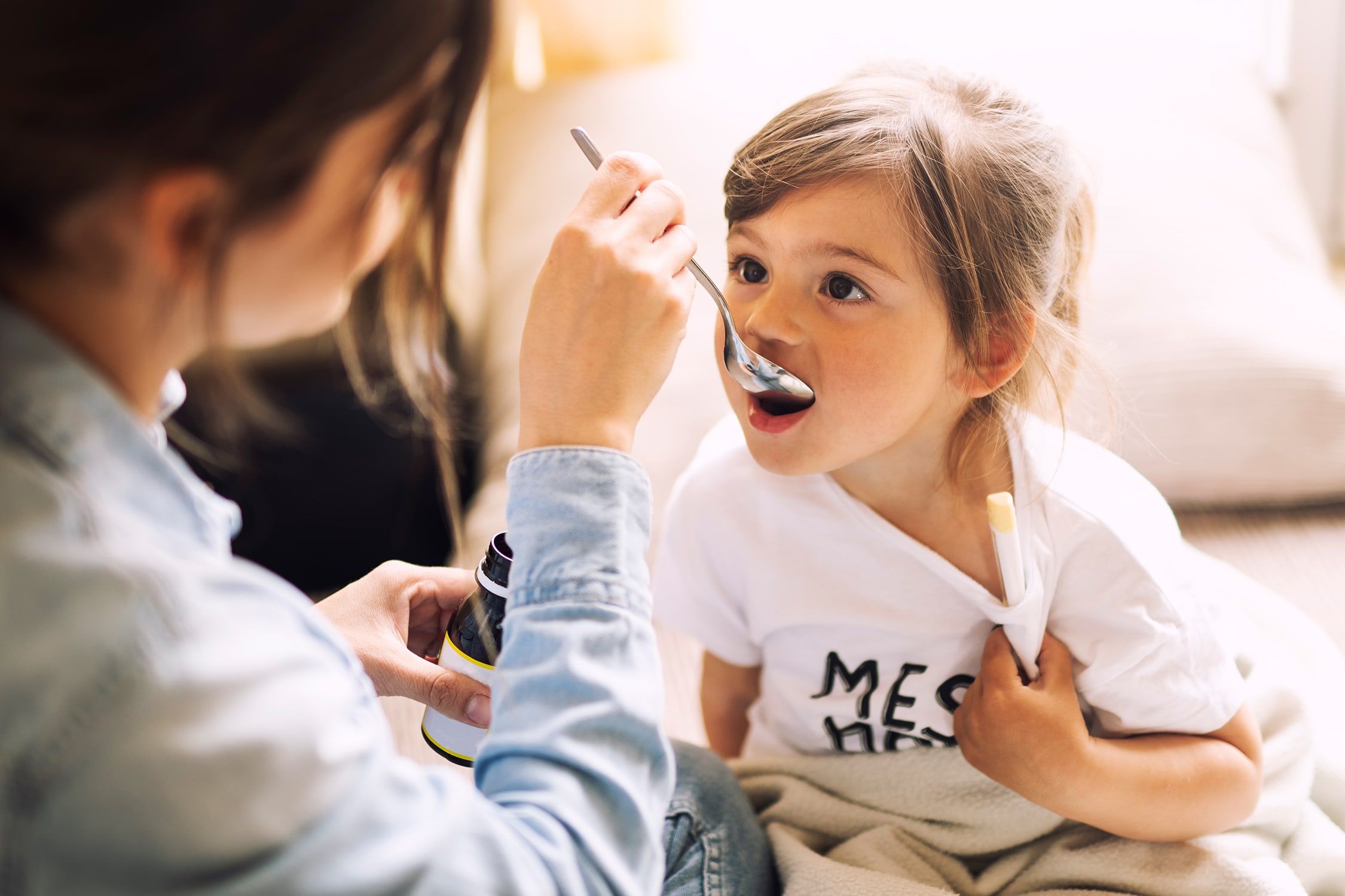 Bébé se faisant nourrir par sa mère