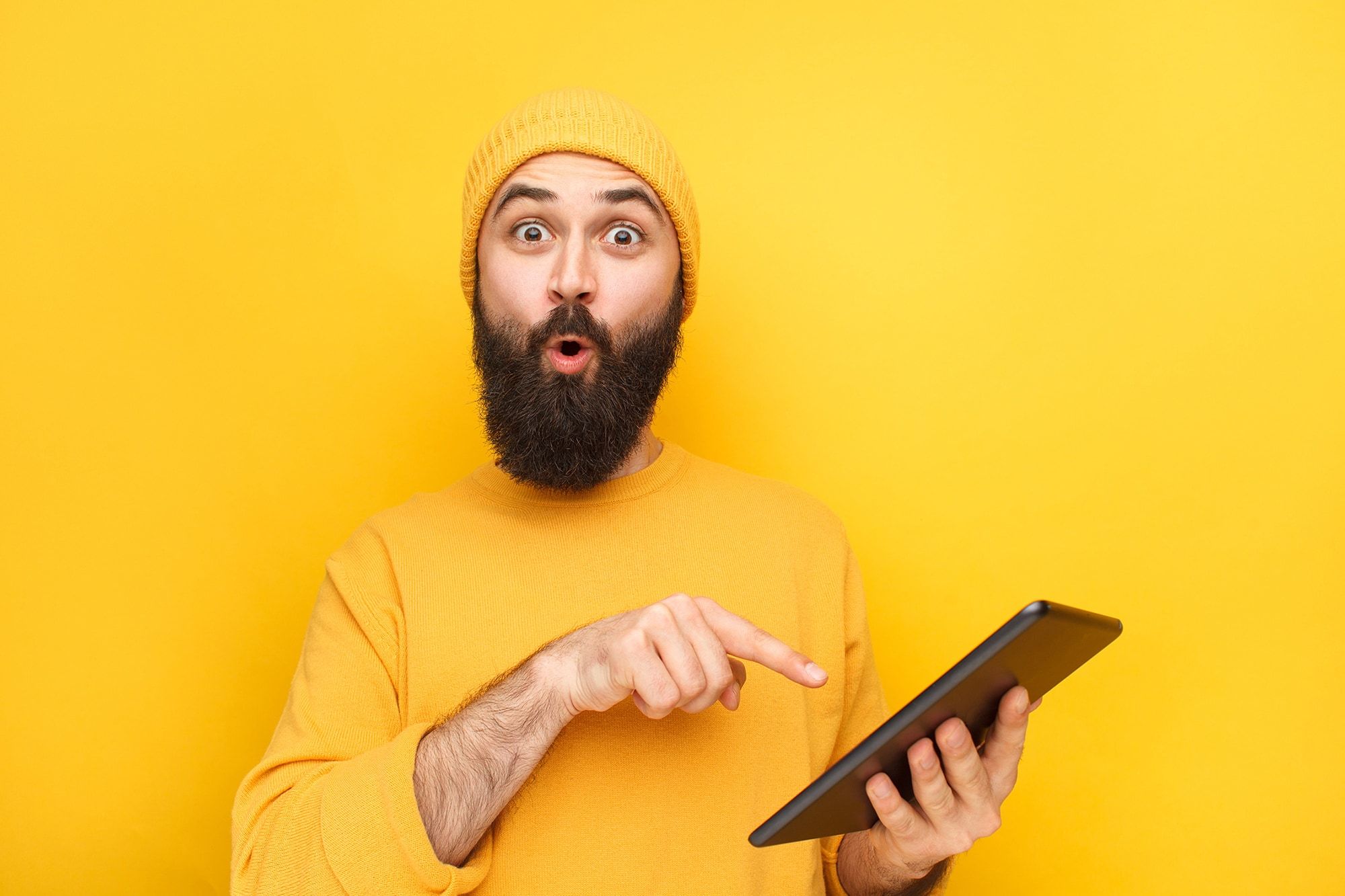 Homme vêtu de vêtements de couleur jaune sur fond jaune