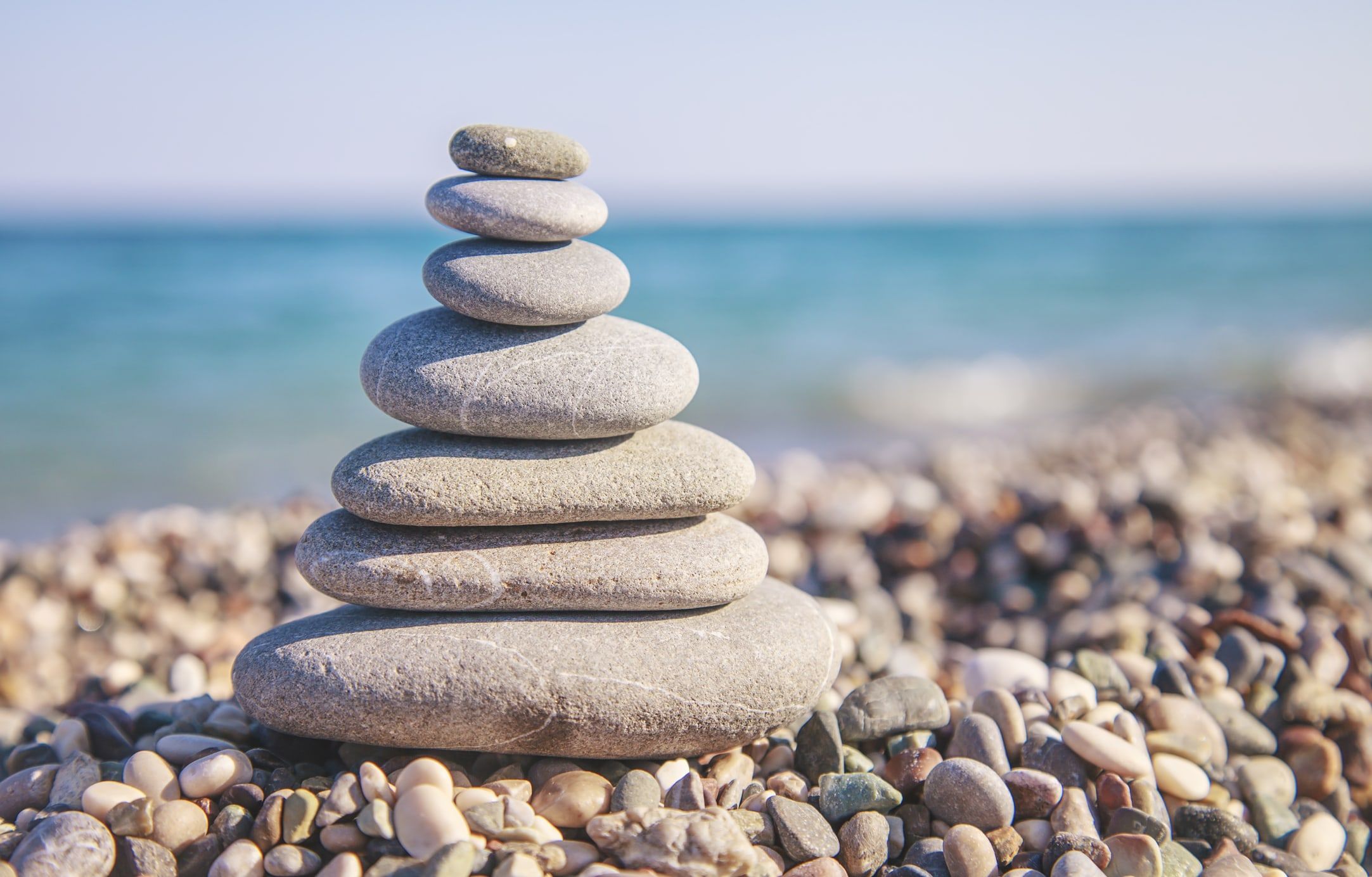 Pyramide de galet sur une plage de roche