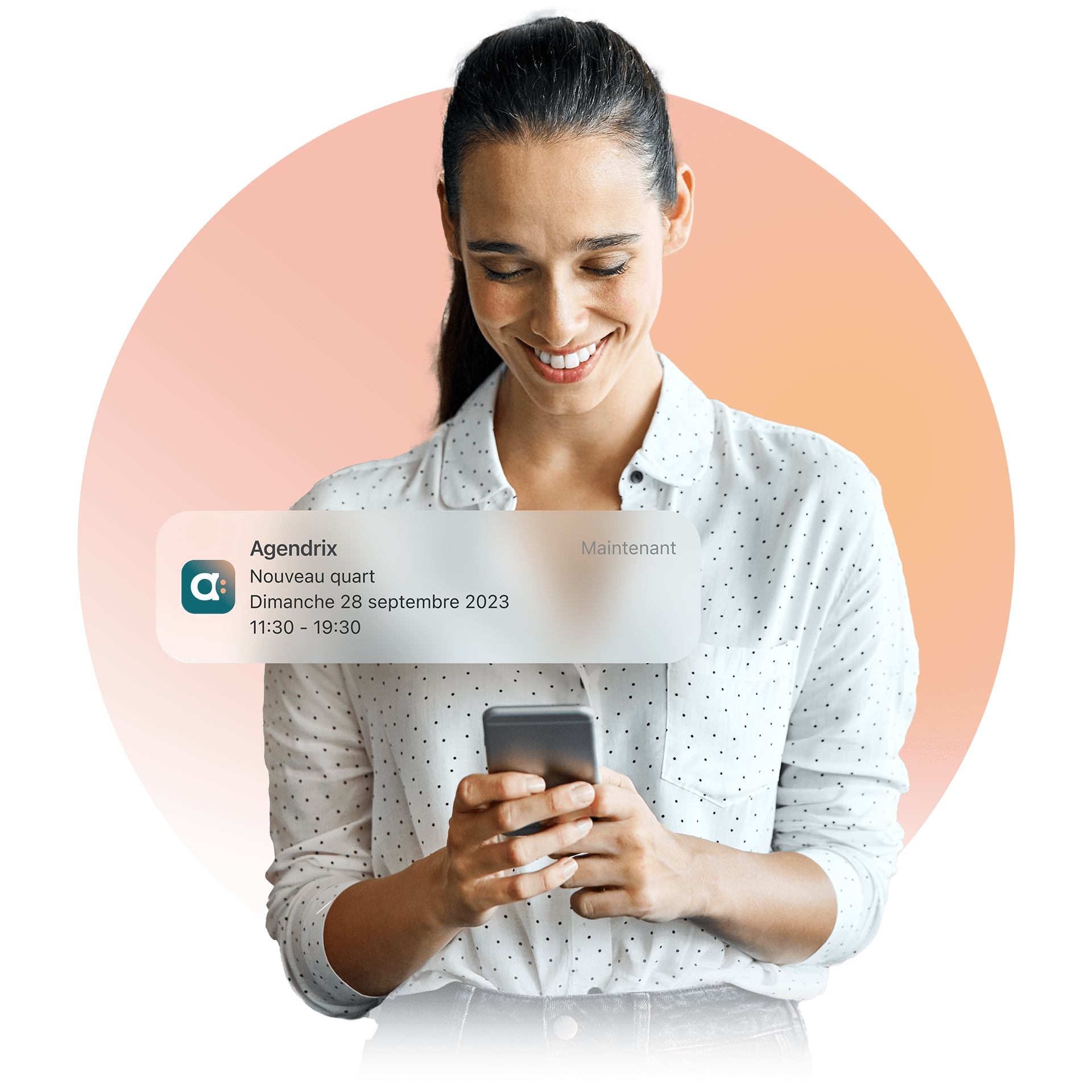 Une femme qui réalise la gestion en ligne du personnel via son cellulaire et l'app de gestion d'horaire Agendrix. Elle reçoit une notification
