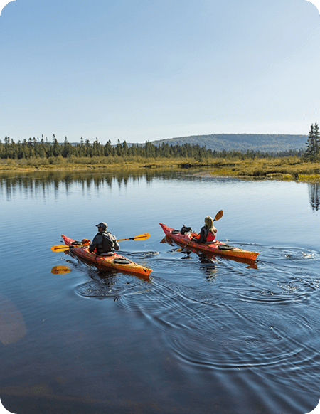 Deux kayaks sur calme lac au Québec