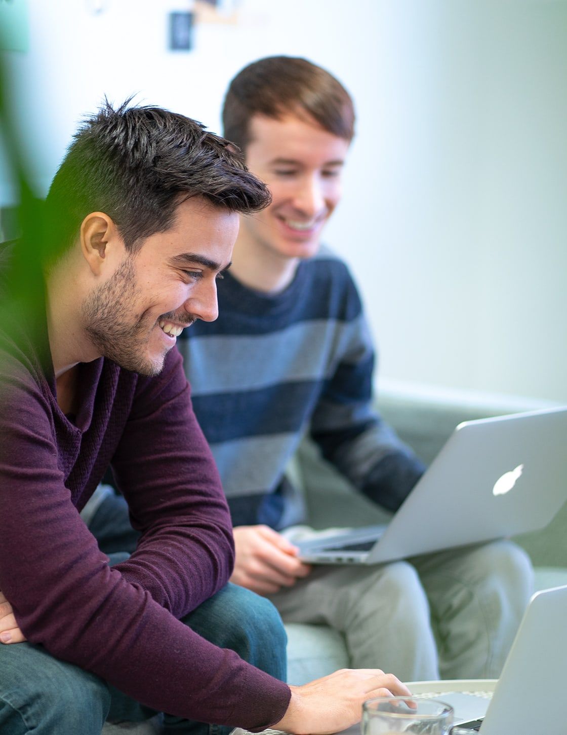 Deux développeurs qui travaillent avec le sourire