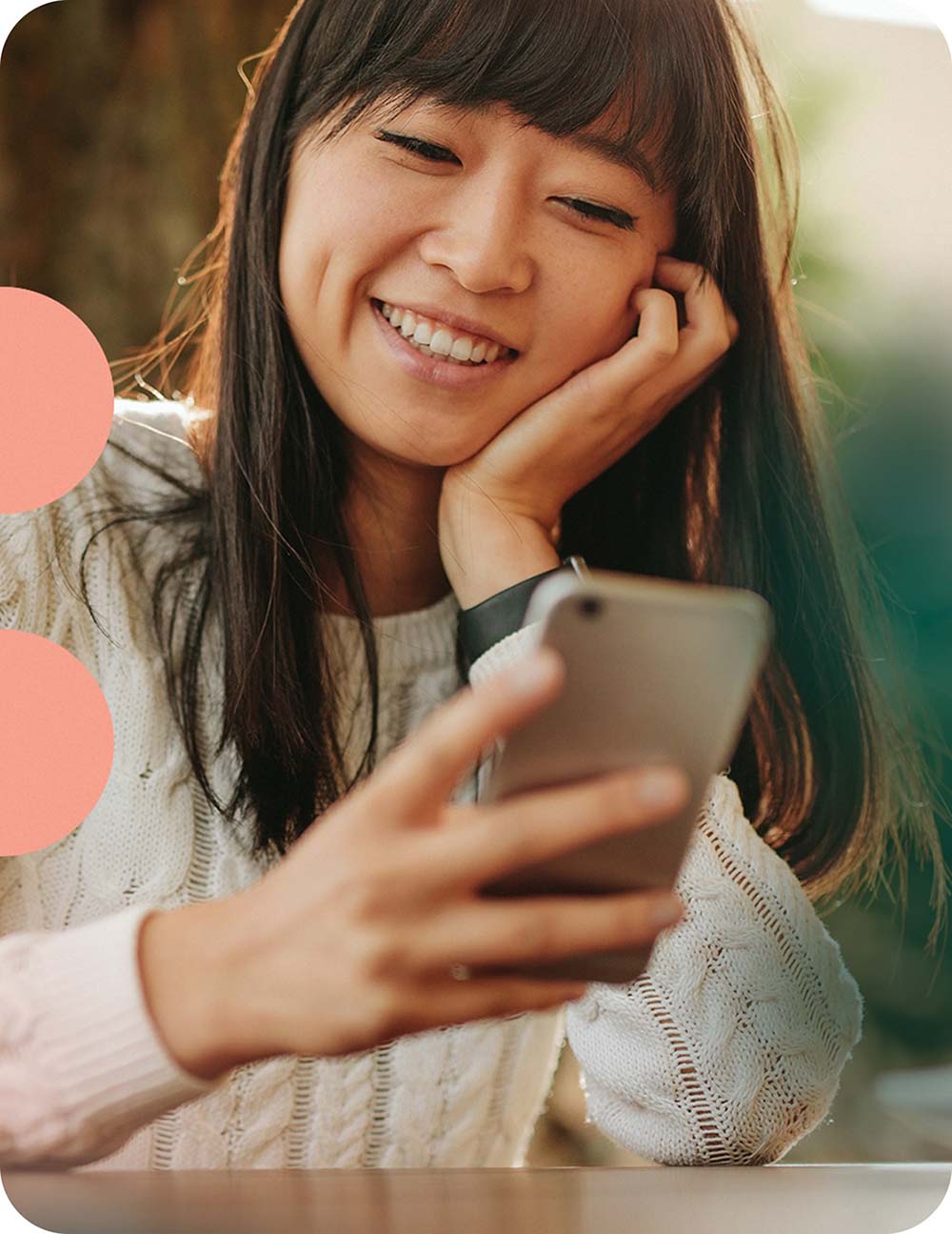 Jeune femme heureuse d'utiliser l'application mobile Agendrix