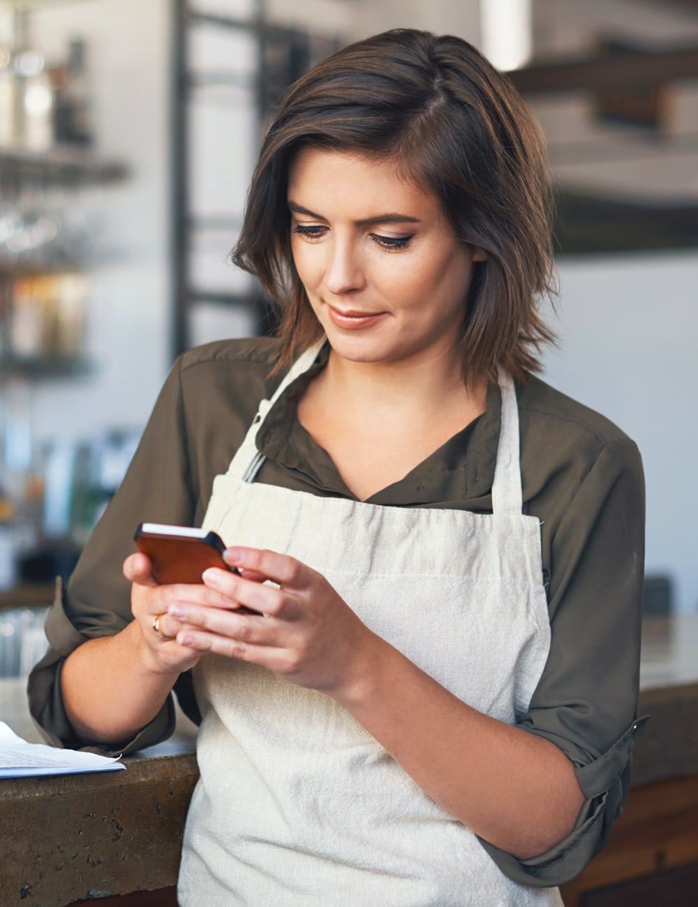 Employée recevant une notification mobile