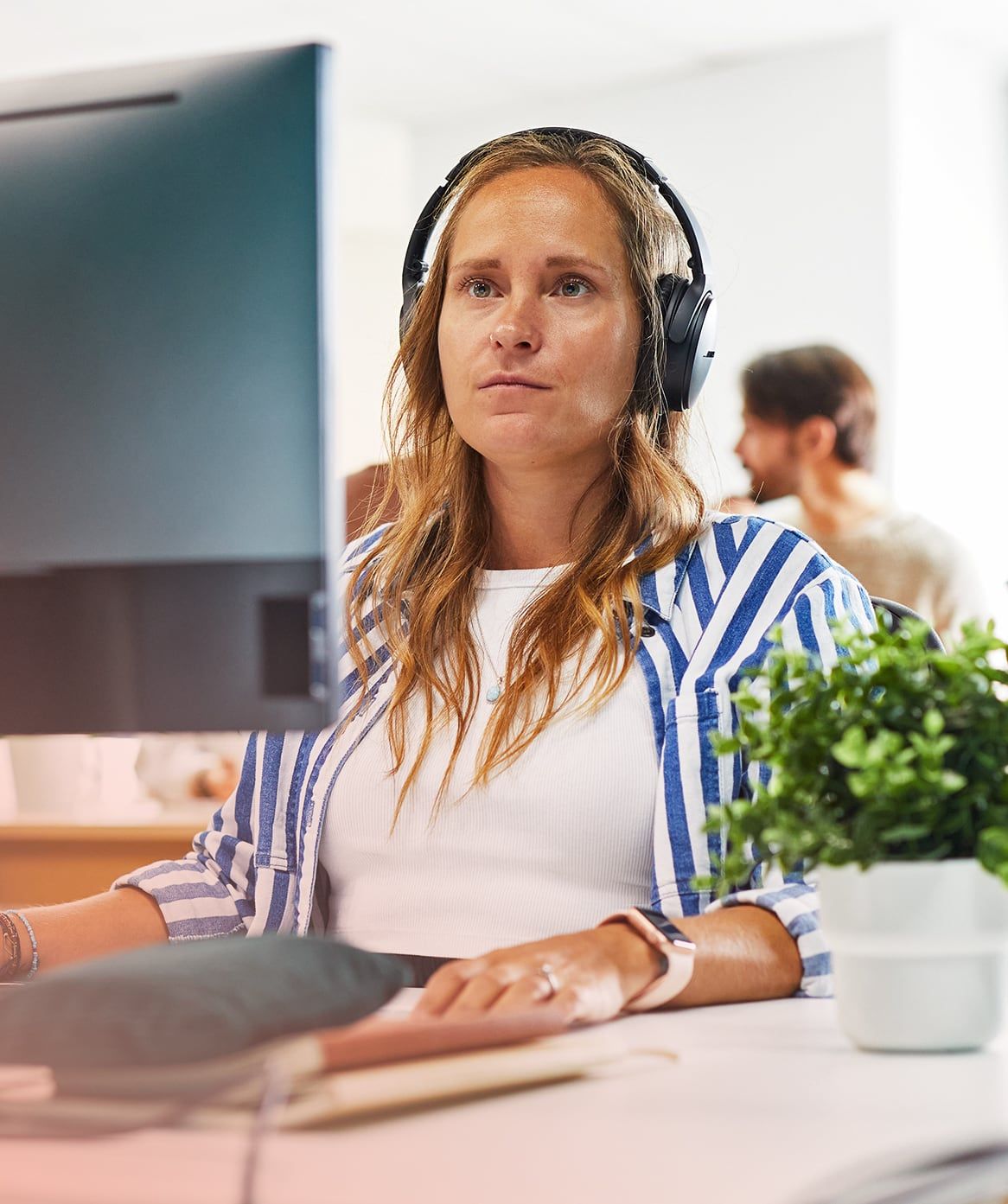 Employée d'Agendrix concentrée à un poste de travail