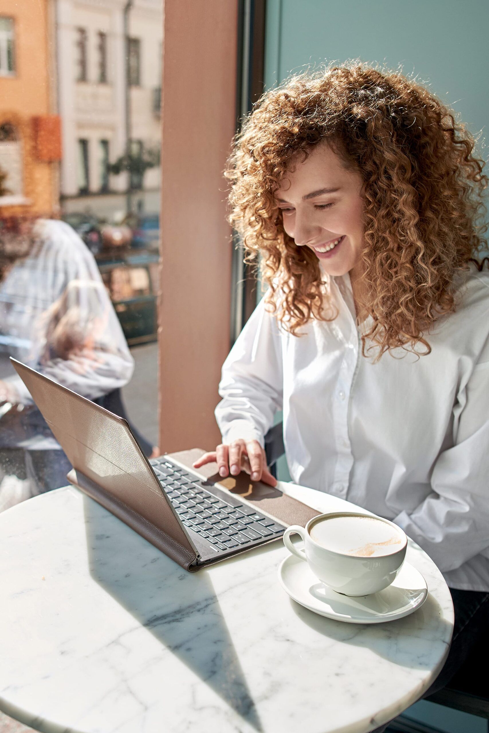 Employée regardant son horaire sur un ordinateur portable