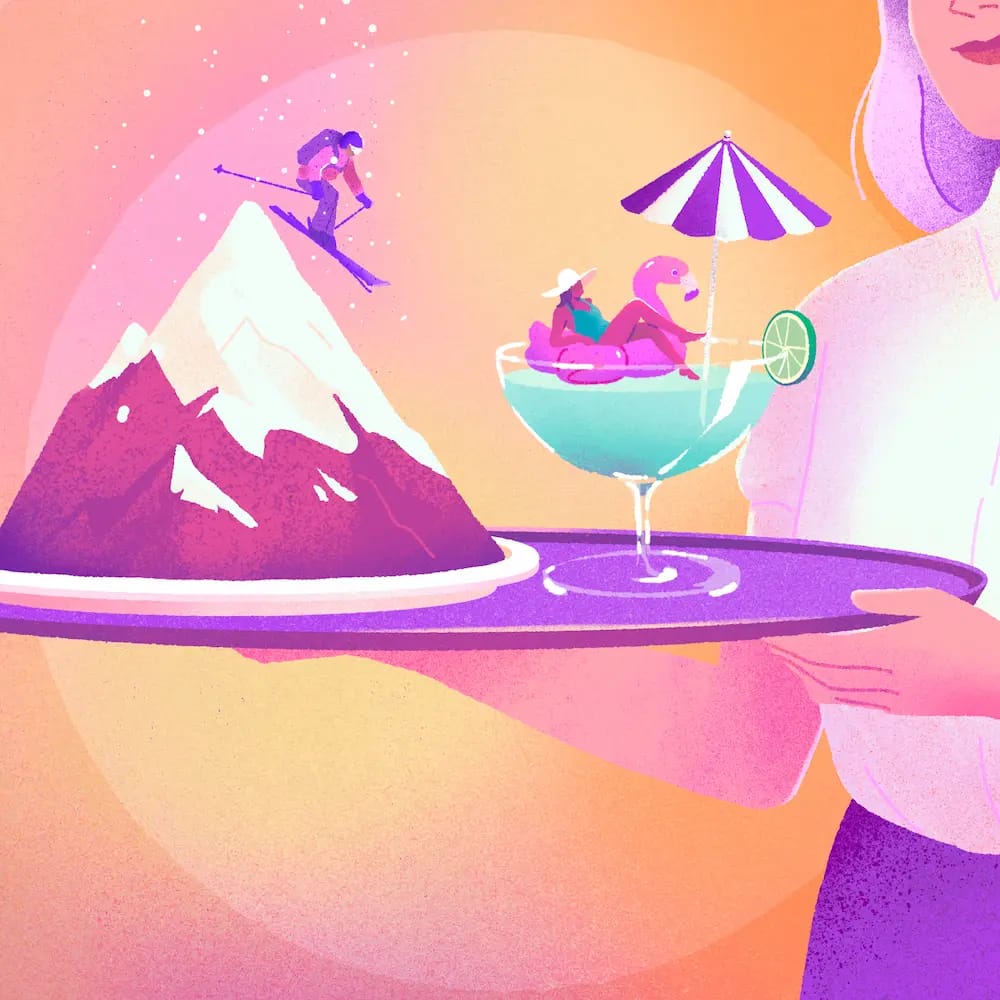 Serveuse qui tient un plateau sur lequel se trouvent une montagne avec un skieur dans une assiette et un cocktail avec une femme sur un flamant rose flottant.