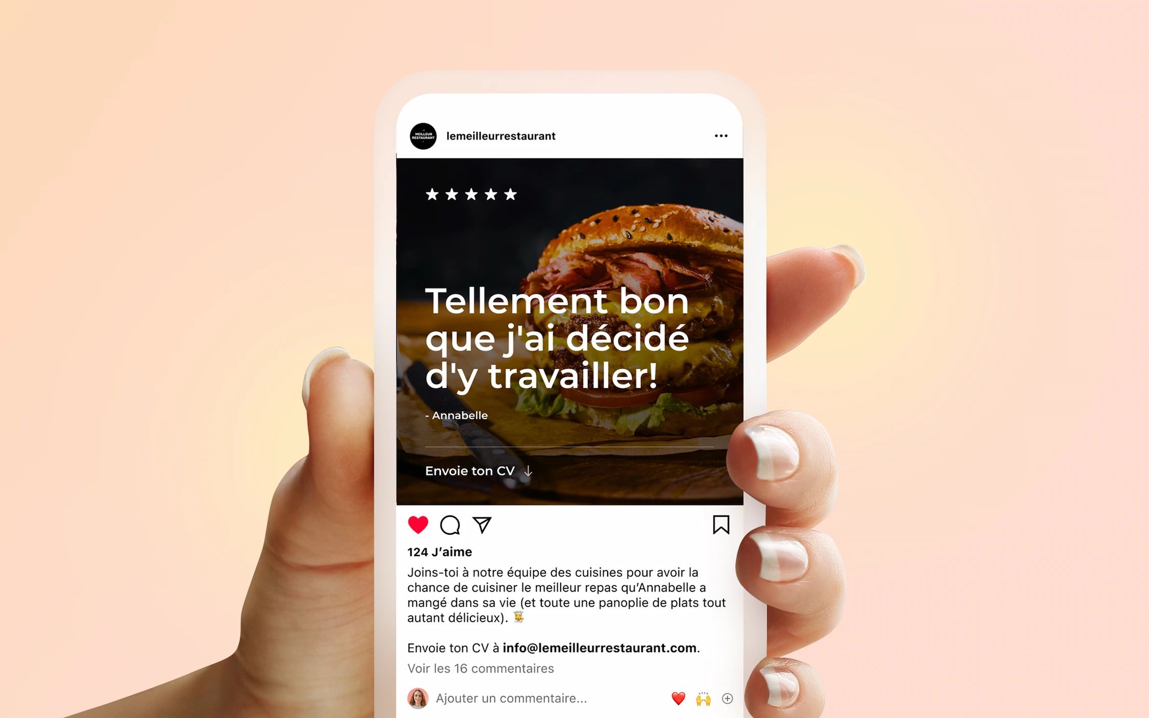 Main qui tient un appareil mobile, à l'écran on voit une publication Instagram avec un hamburger