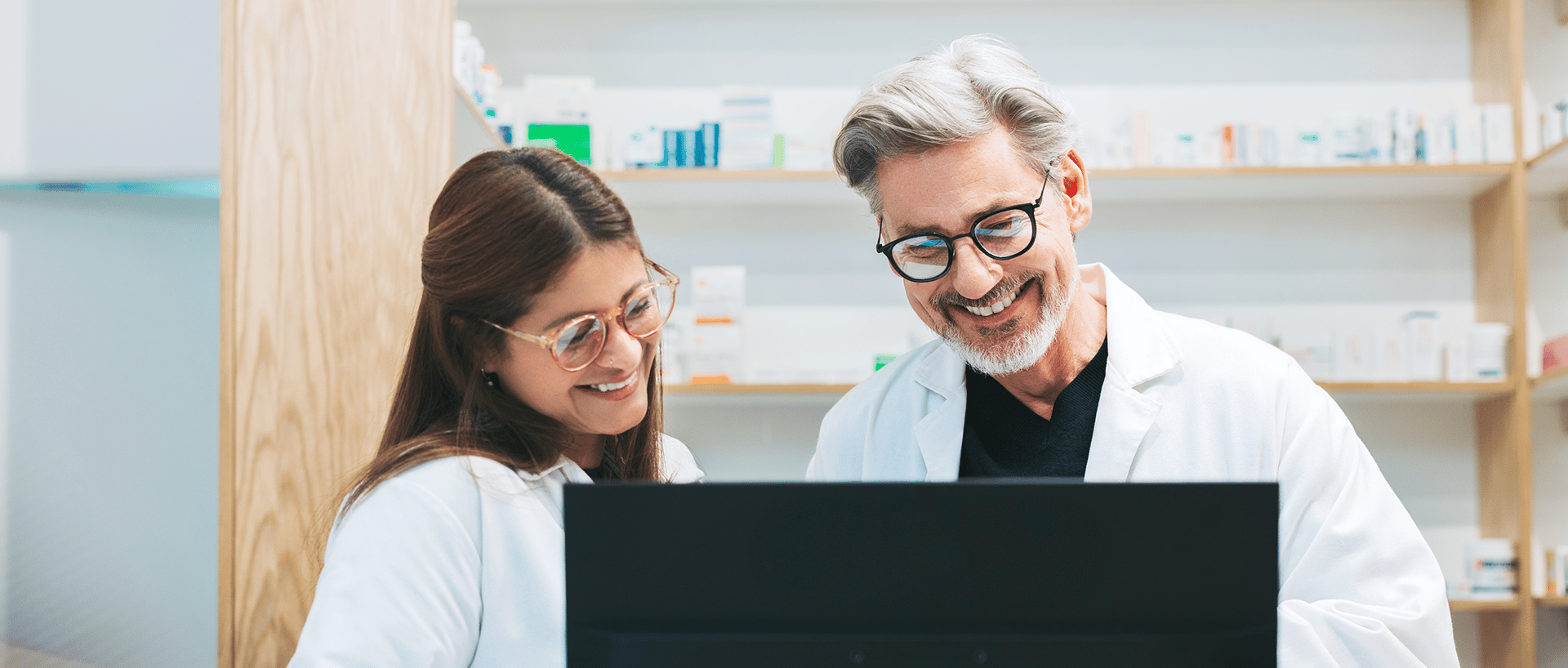 employés dans un laboratoire de pharmacie qui travaillent