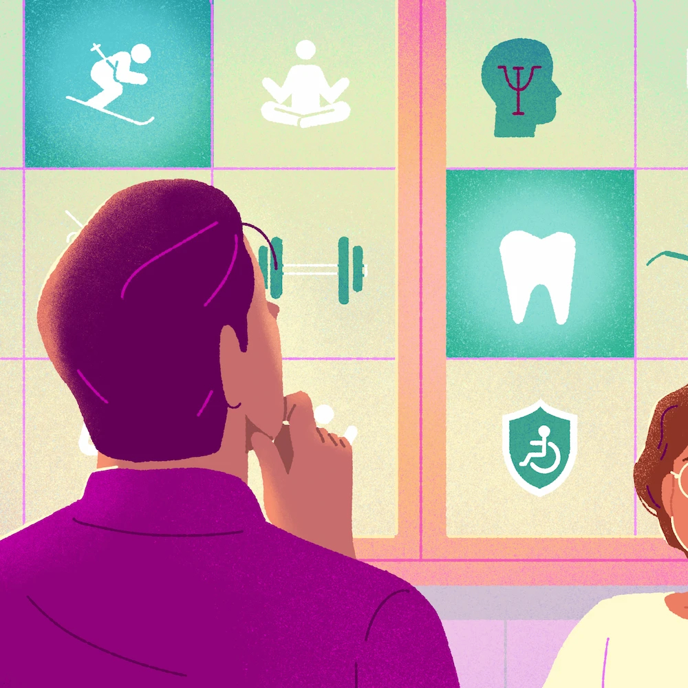 Un gestionnaire devant un mur d’exemples d’avantages sociaux flexibles.