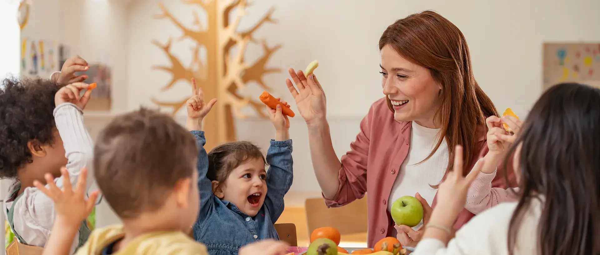 Gardienne d'enfants et des enfants durant la période de collation.