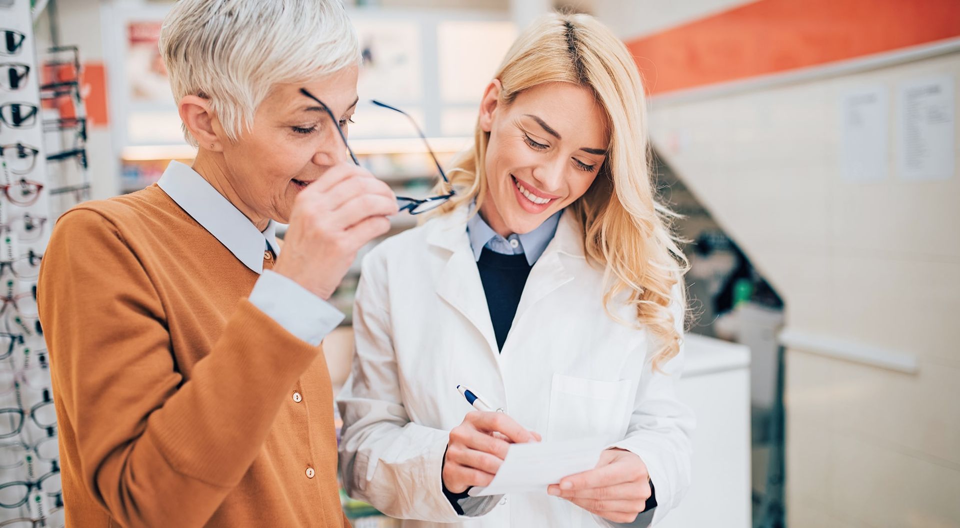 Pharmacienne et cliente discutant d'une ordonnance