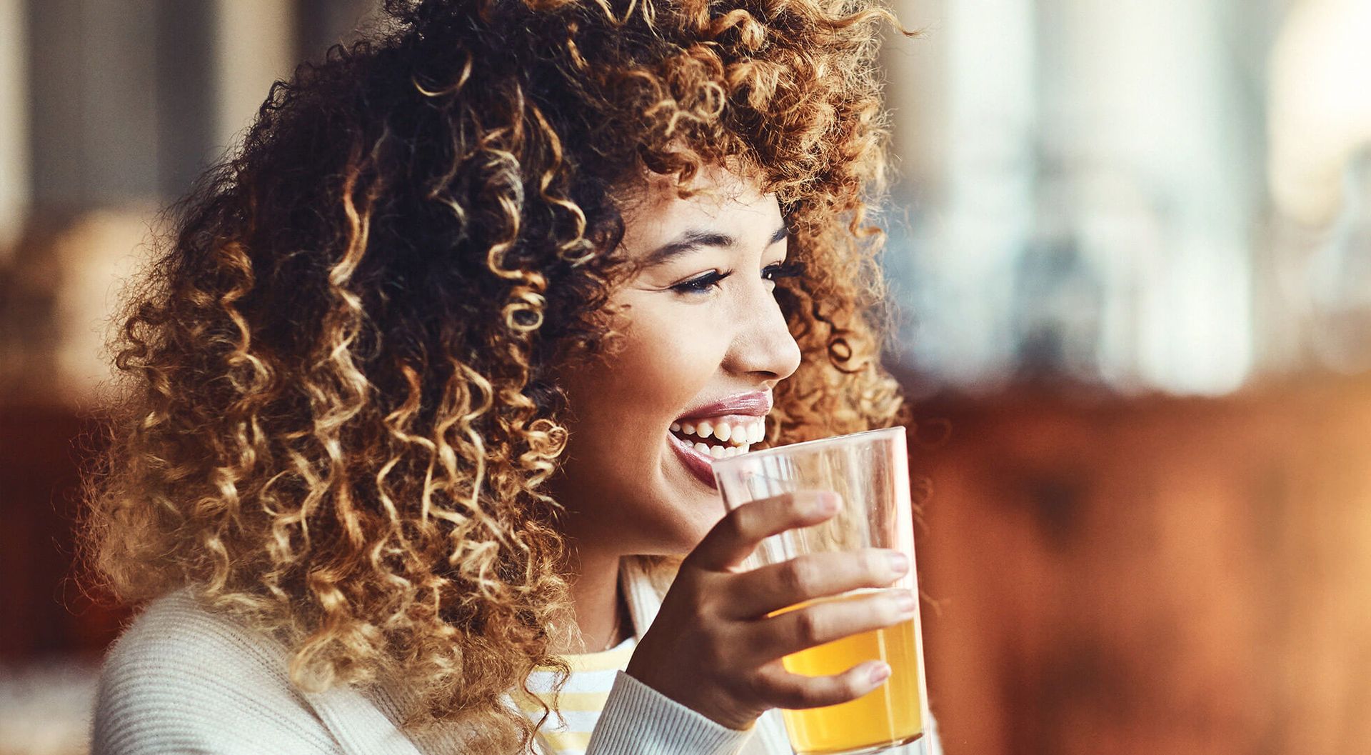 Femme souriante dégustant une bière du Siboire