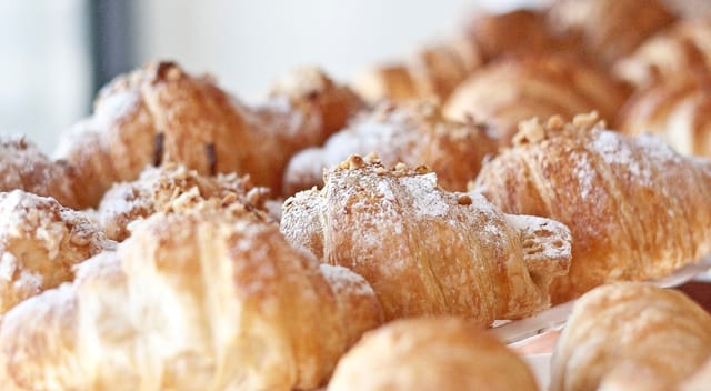 Plateau de croissants recouverts de sucre en poudre, gracieuseté des Moulins La Fayette