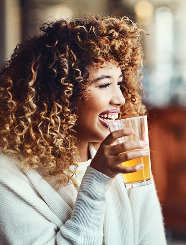 Femme souriante dégustant une bière du Siboire