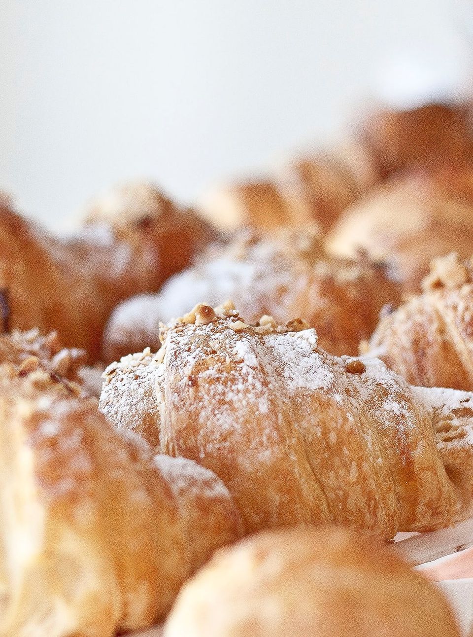 Plateau de croissants recouverts de sucre en poudre, gracieuseté des Moulins La Fayette