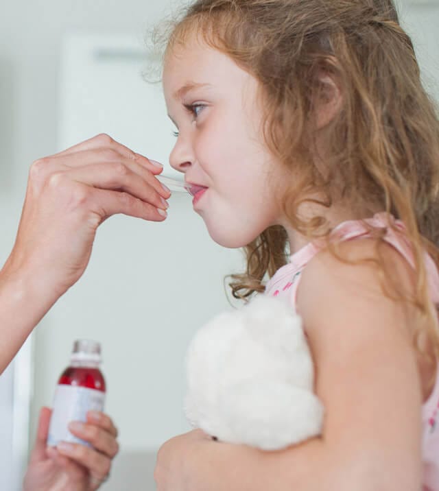 Administration d'un médicament chez une jeune fille