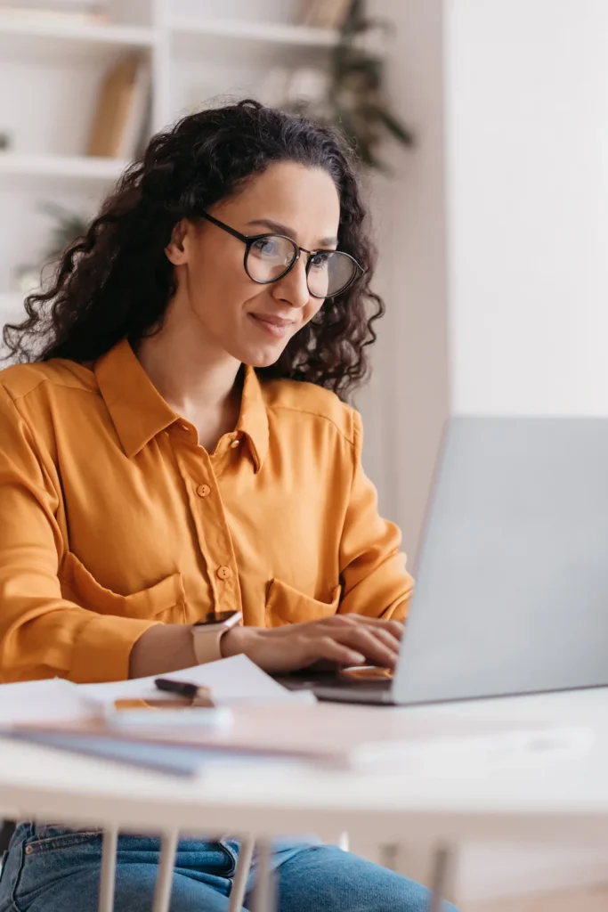 femme qui regarde l'écran de son ordinateur